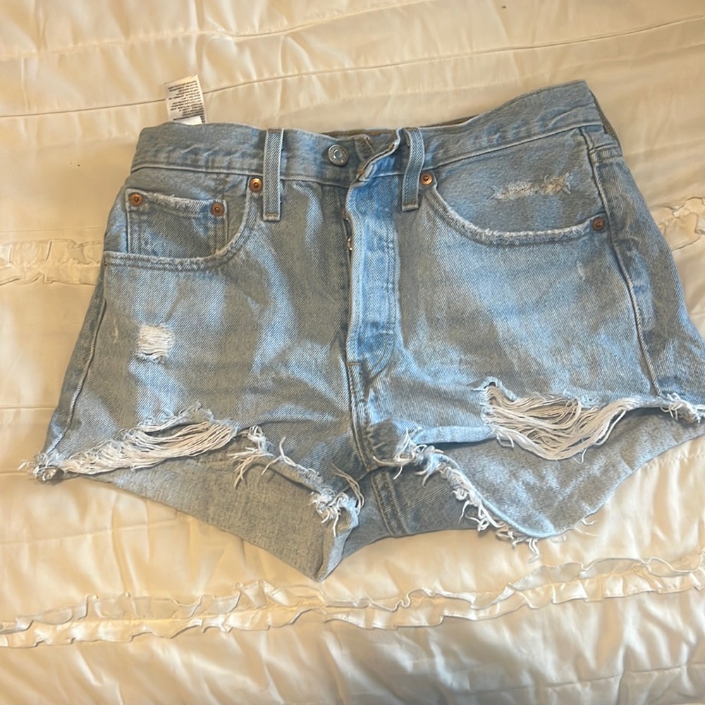 Light wash Levi’s Women 501 Shorts